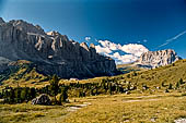 Trekking nel Parco Naturale Puez-Odle. Da Passo Gardena al Rifugio Puez, si intravede il Gruppo del Sella e il Sasso Lungo